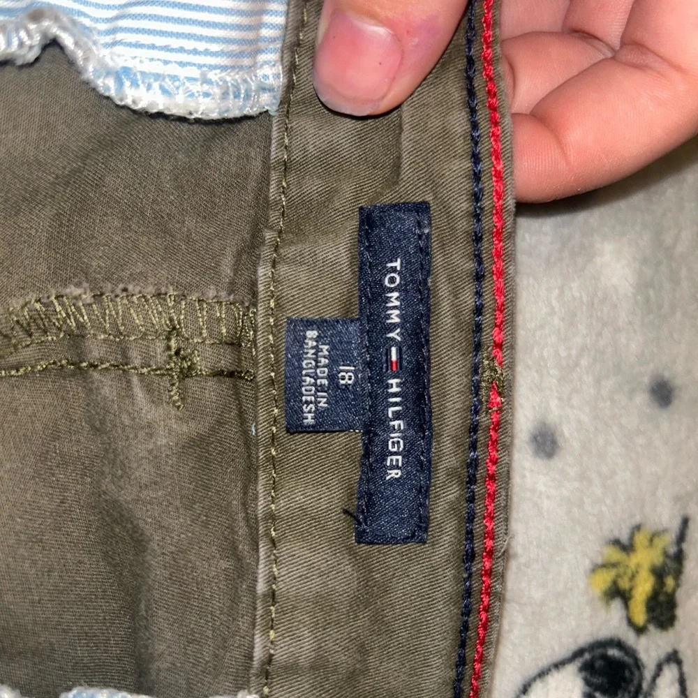 Tommy Hilfiger Jean Shorts (size 18) - Picture 3 of 4